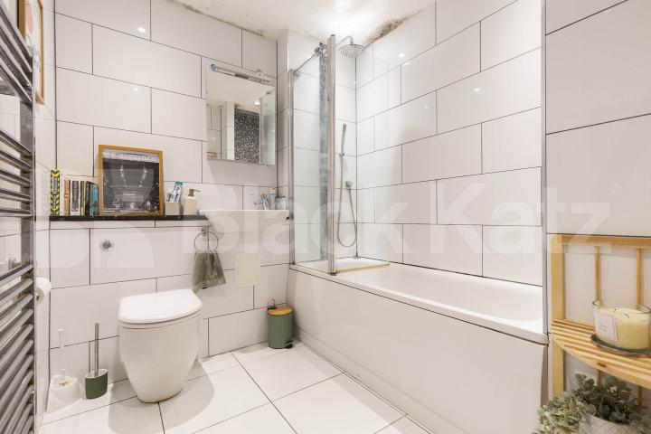 Stunning three double bedroom property with garden mins to tube Avenue Road, South Tottenham